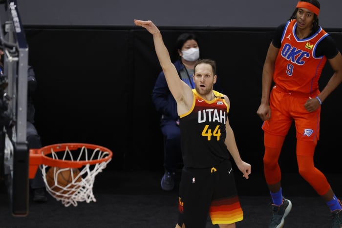 Bojan Bogdanovic (44) drills a three pointer over Moses Brown